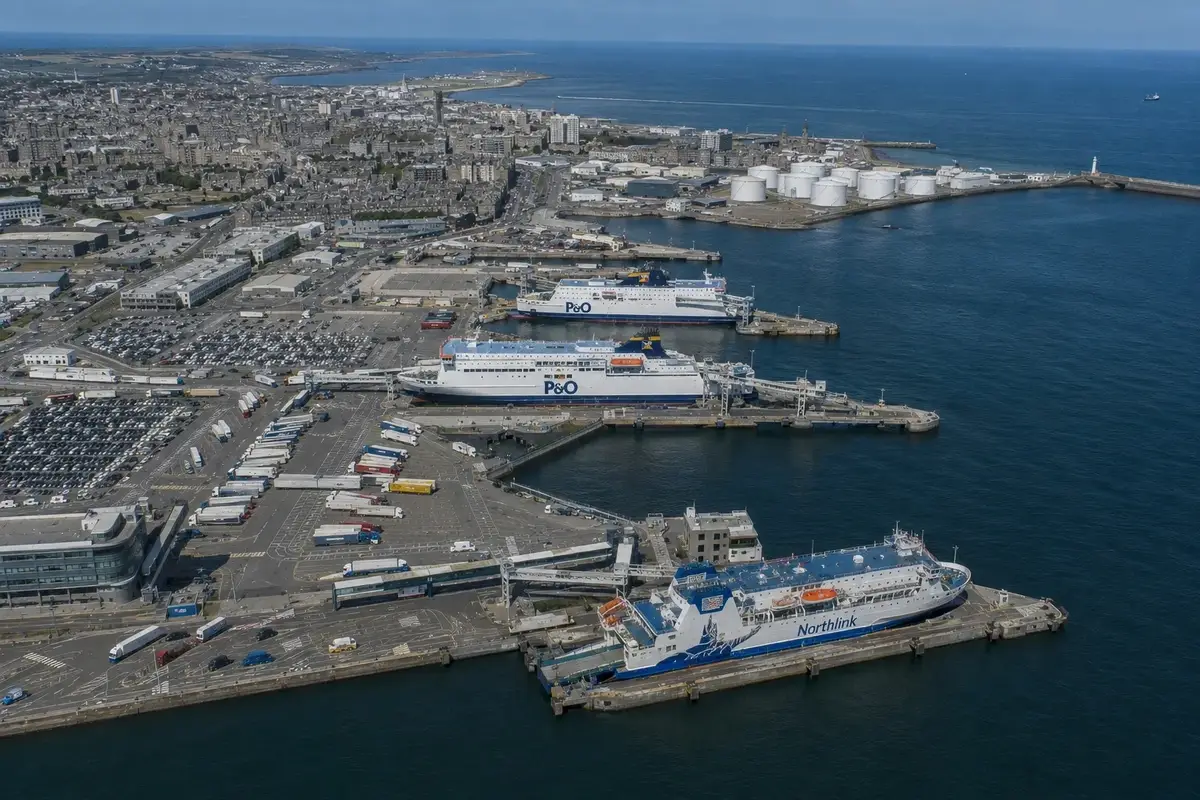 Porto de ferries de Aberdeen no nordeste da Escócia