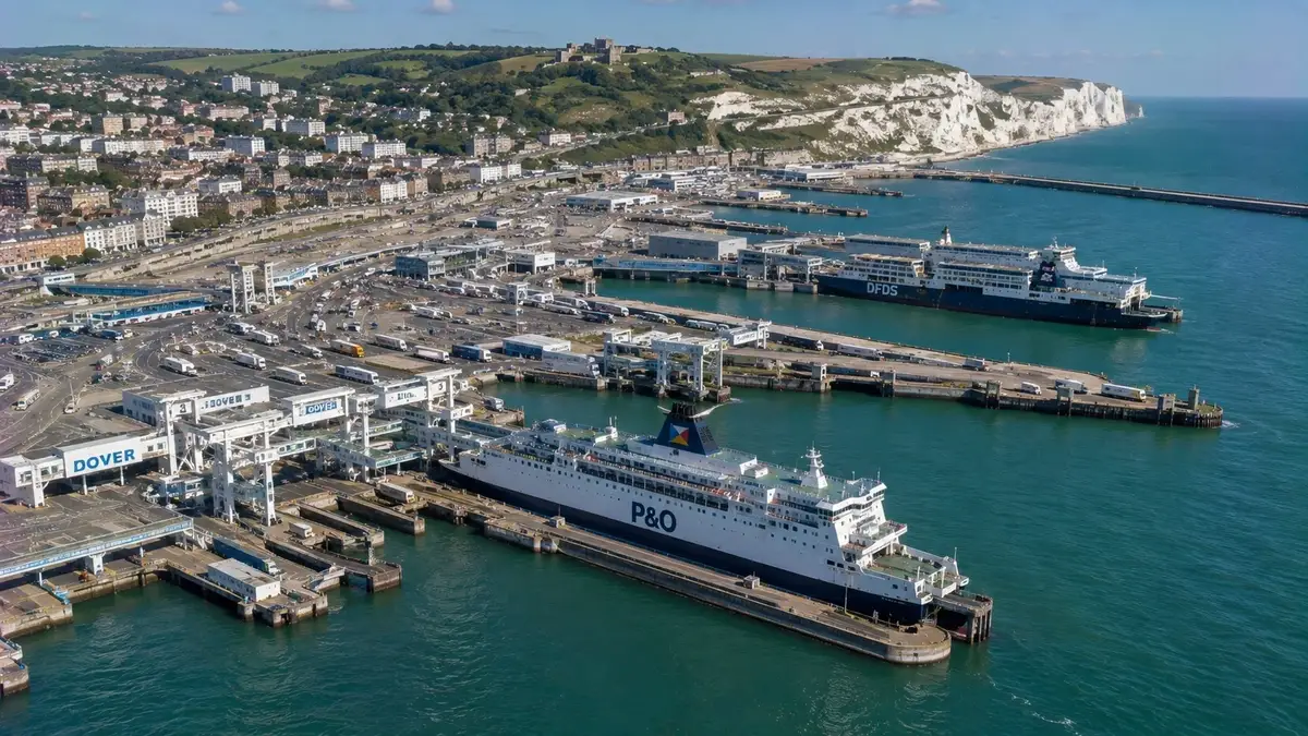 Vista aérea do porto de ferry de Dover, com ferries e as Falésias Brancas de Dover