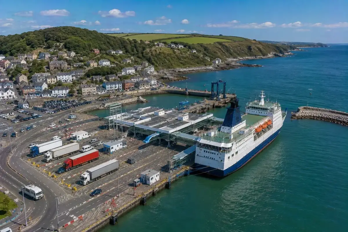 Vista aérea do porto de ferry de Fishguard em Goodwick, Pembrokeshire