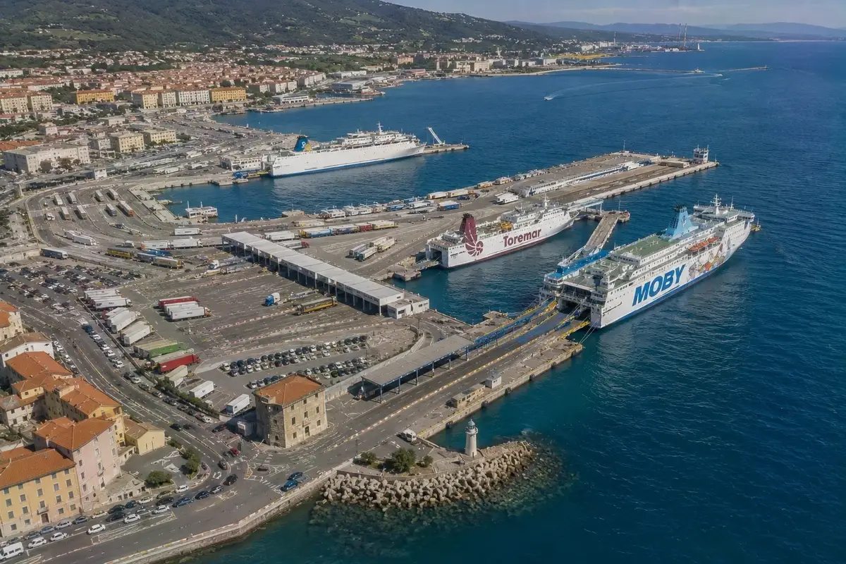 Porto de ferry de Piombino na Toscana