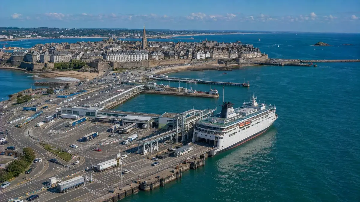 Vista aérea do porto de ferry de St Malo junto à cidade histórica, na Bretanha
