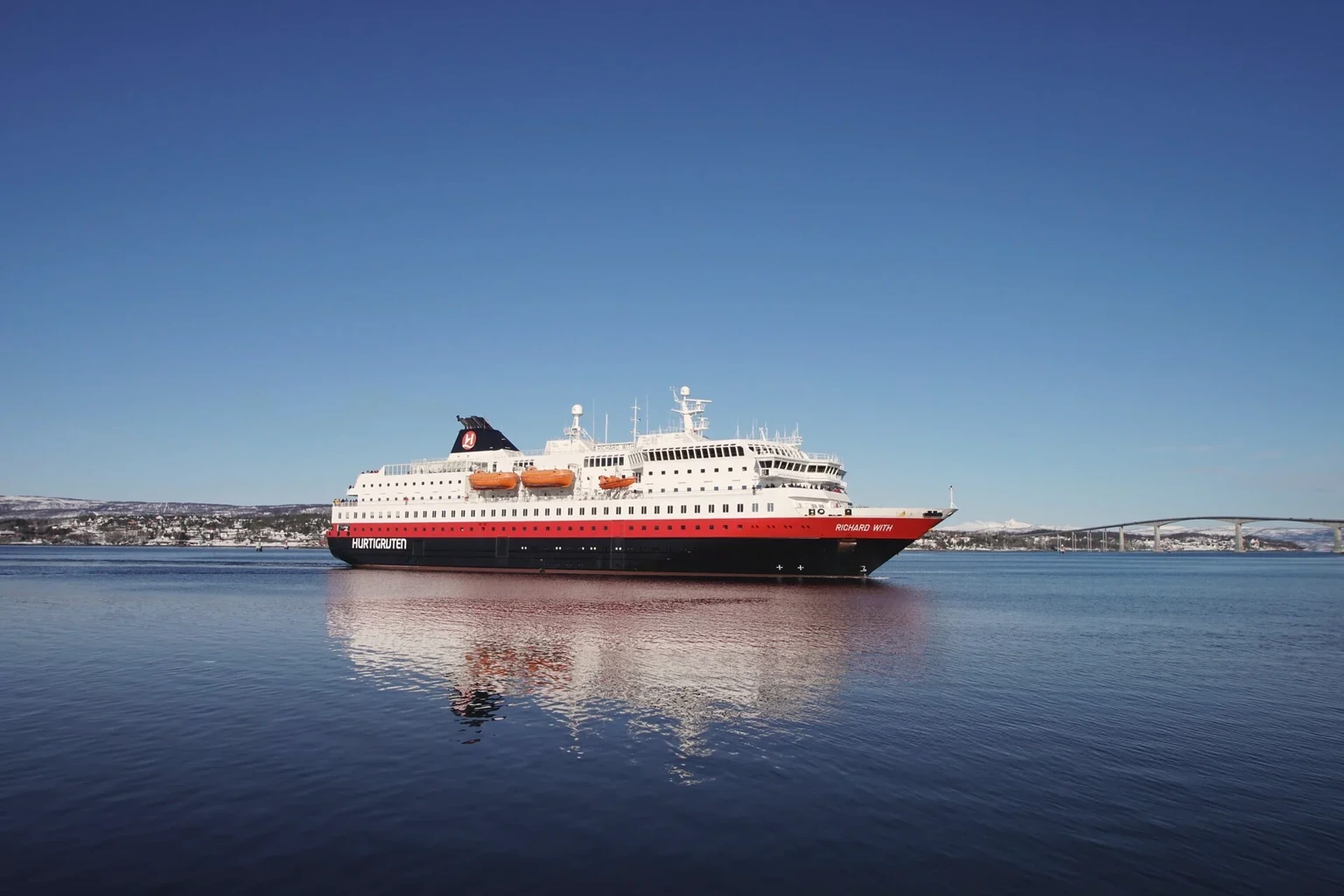 Navio Hurtigruten Coastal Express na costa norueguesa