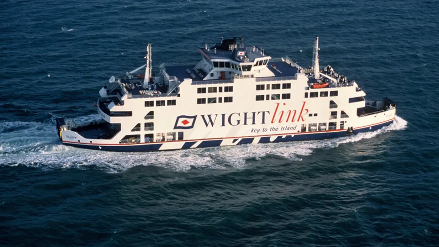 Ferry St Clare da Wightlink para passageiros e veículos